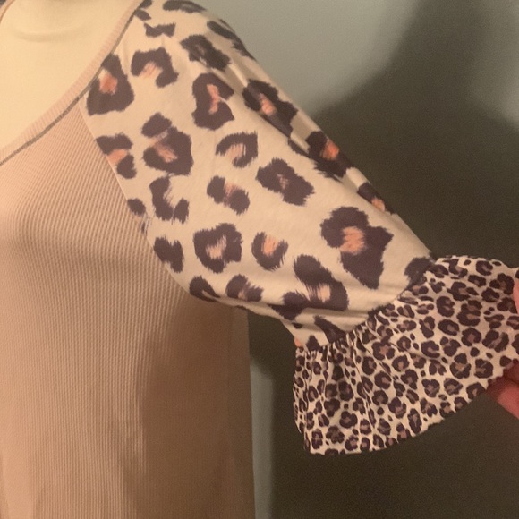 Tan Waffle Knit Leopard Sleeve Top NWT - Picture 3 of 8